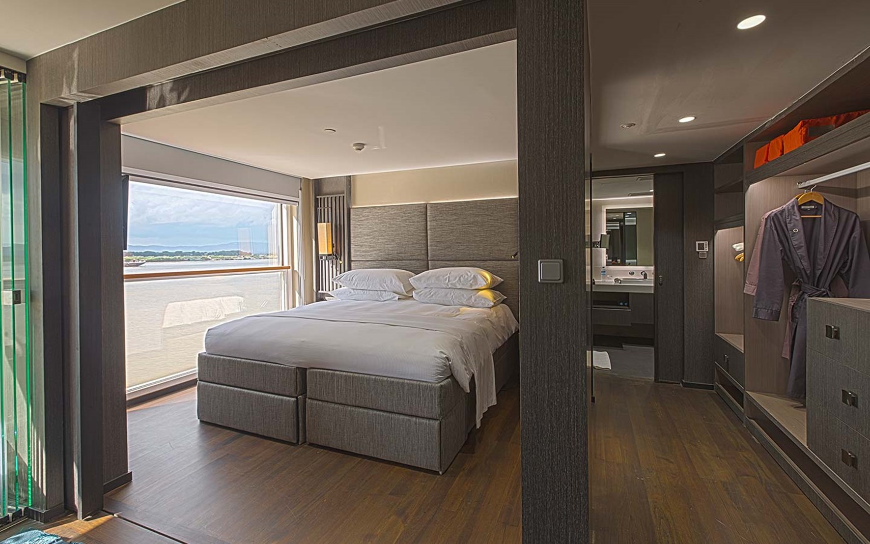 Deluxe Suite (Diamond Deck - A)